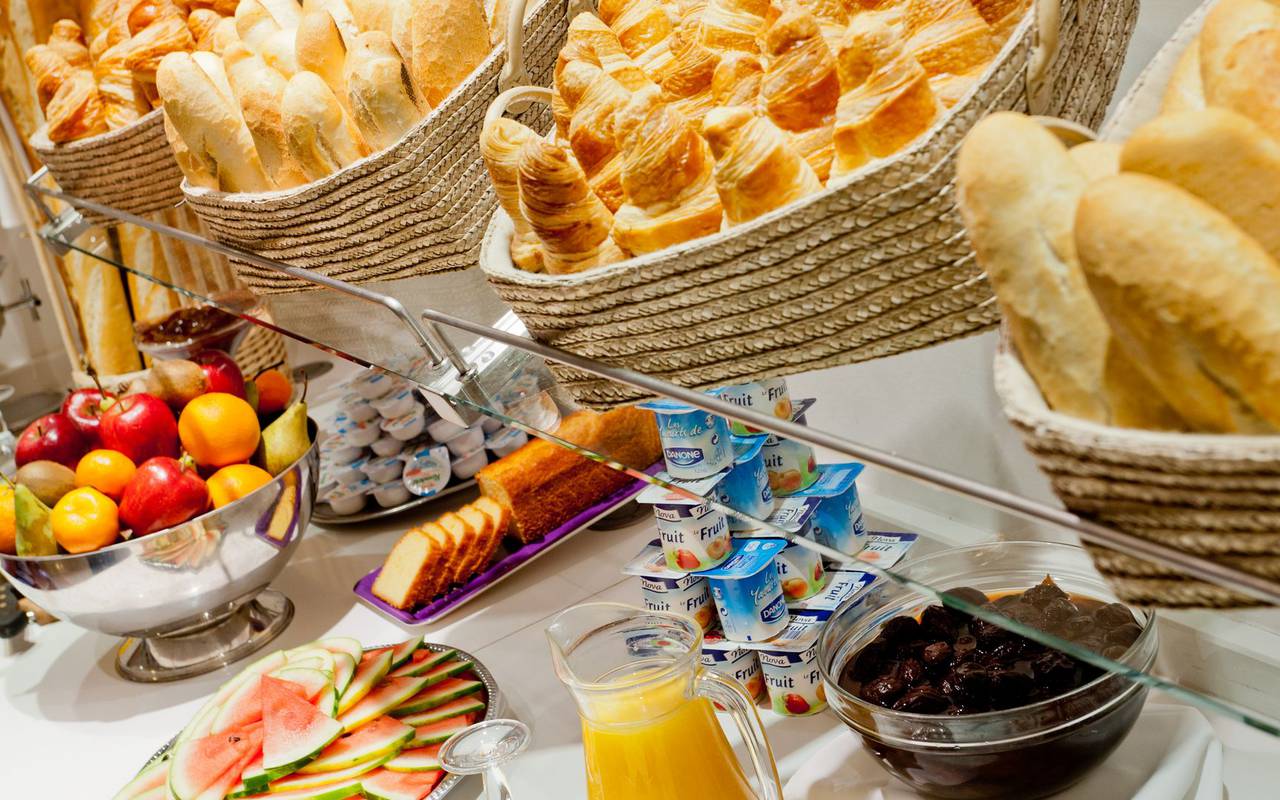 Breakfast buffet with fresh and delicious products like croissants, fruits, yoghurts and breads, restaurants in lourdes france, Hotel Saint-Sauveur.