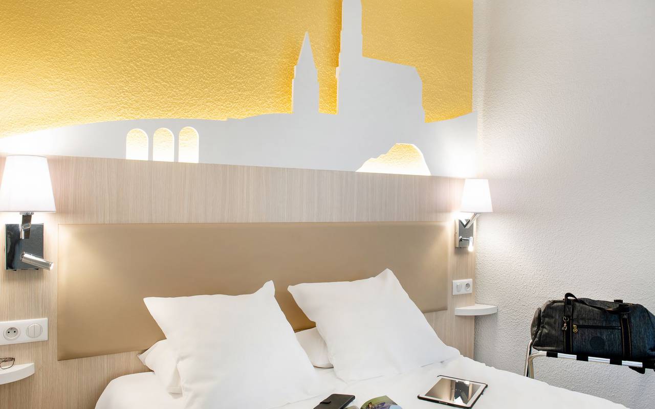 Chambre bien équipée et moderne avec lit double, hotel basilique lourdes, Hôtel Saint-Sauveur.