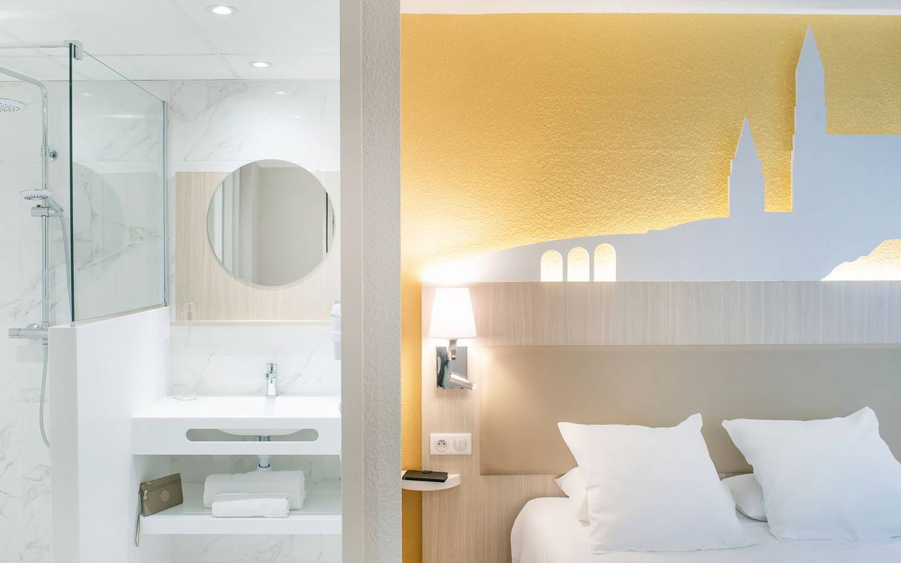 Chambre double avec salle de bain bien équipée, hotel lourdes avec parking, Hôtel Saint-Sauveur.