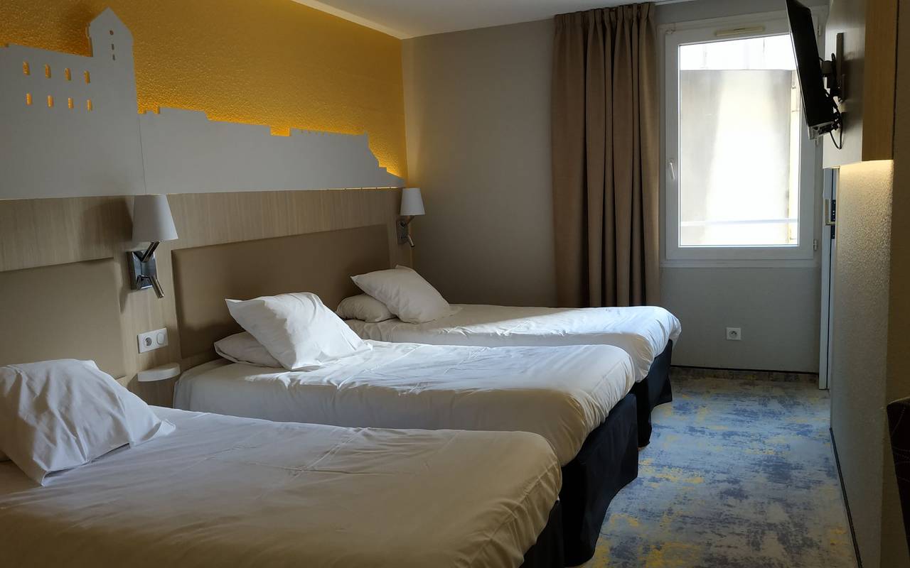 Chambre triple bien équipée avec 3 lits simples et une télévision, week end Lourdes, Hôtel Saint-Sauveur