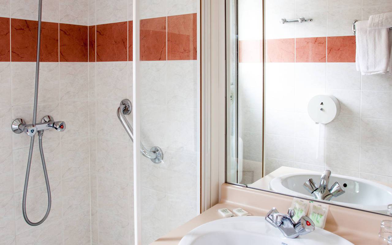 Salle de bain avec douche de la chambre double, hotel lourdes centre ville, Hôtel Saint-Sauveur